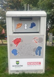 Prosimy, wrzucaj odzież do pojemnika. Nie pozostawiaj jej obok.