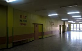 szkolny korytarz
