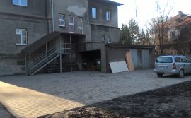 Budowa przyłącza kanalizacyjnego wraz z modernizacją nawierzchni w Dziennym Domu Pomocy w Mikołowie,ul. Konstytucji 3 Maja 12