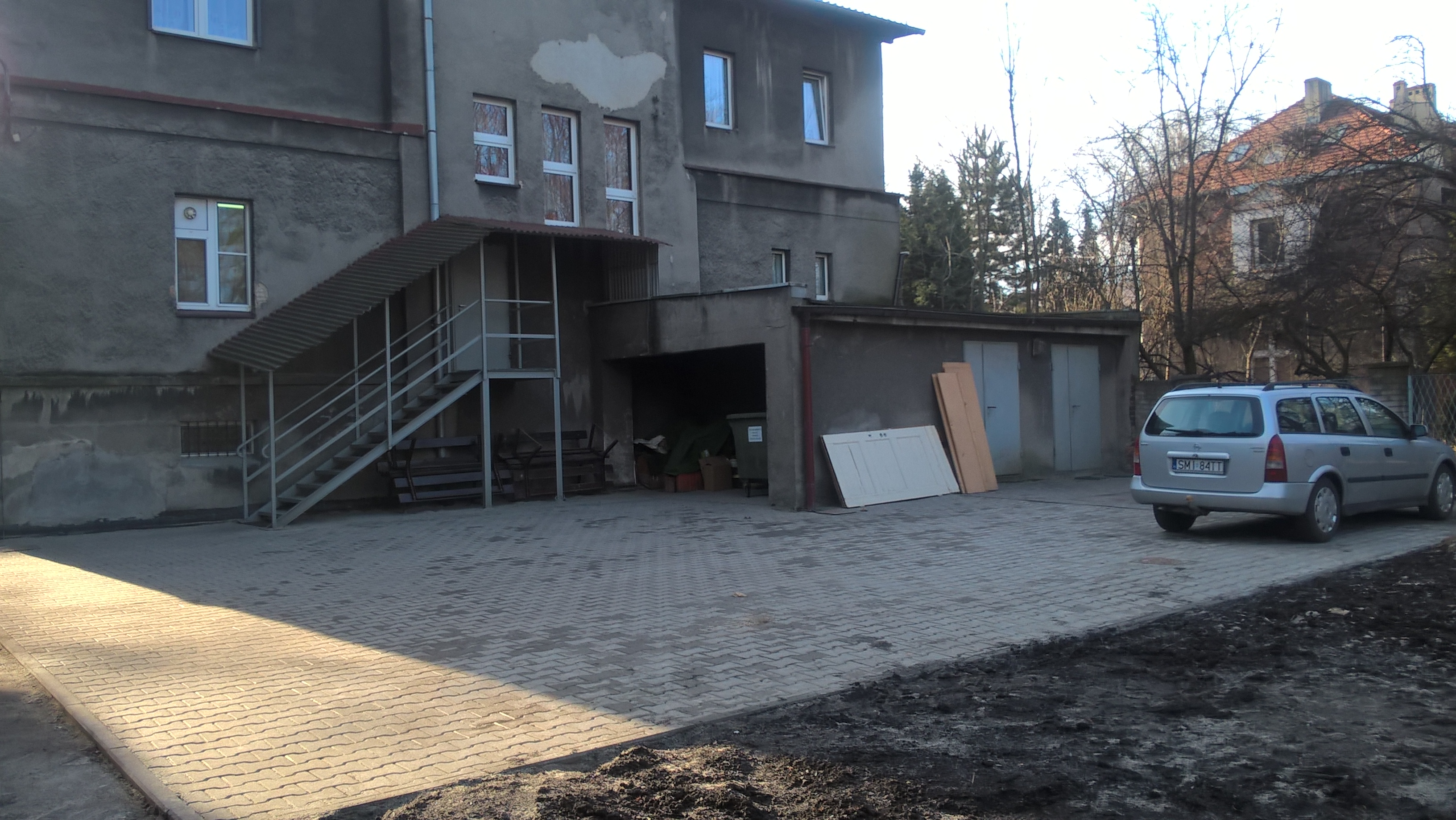 Budowa przyłącza kanalizacyjnego wraz z modernizacją nawierzchni w Dziennym Domu Pomocy w Mikołowie,ul. Konstytucji 3 Maja 12
