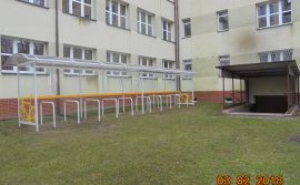 wiata rowerowa G1 przy wyjściu z sali gimnastycznej