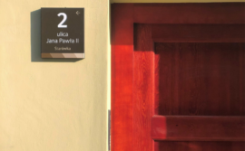 tablica adresowa, czerwone drzwi